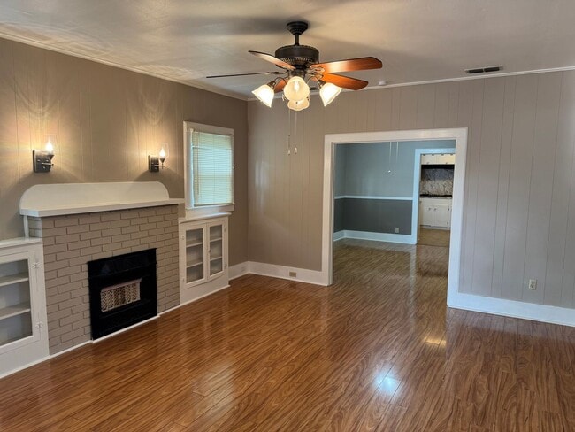 Building Photo - 2-bed/1-bath Downstairs unit!