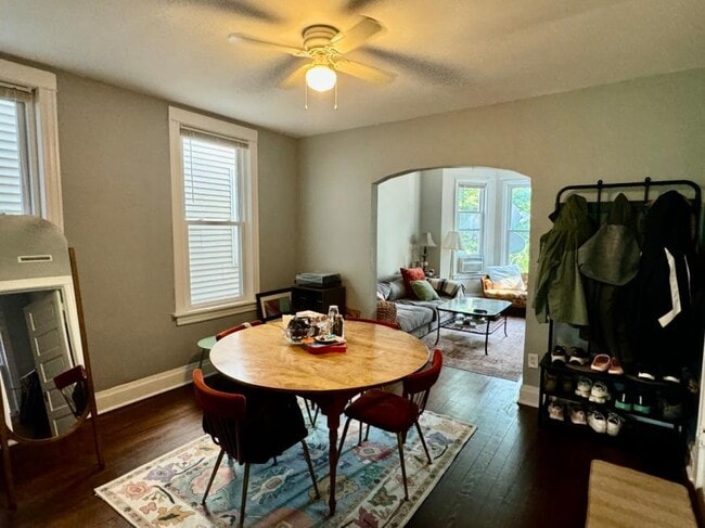 Building Photo - 3 bedroom in Chicago IL 60657