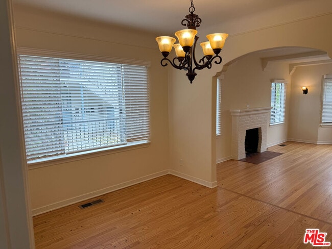 Building Photo - 617 W Glenoaks Blvd
