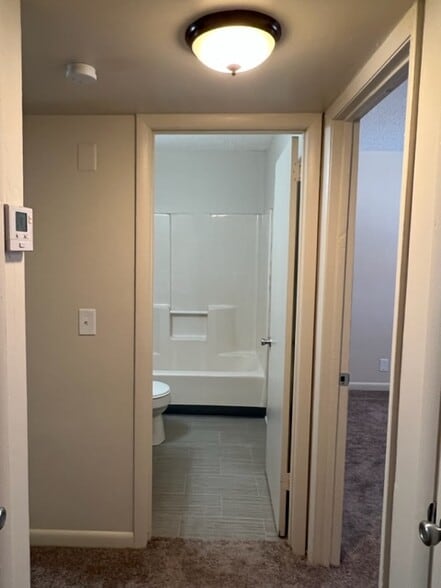 Building Photo - 305 Hawk View Ct