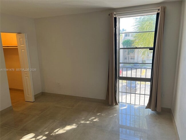 Building Photo - 6900 N Kendall Dr