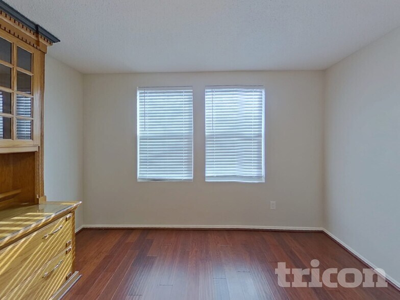 Building Photo - 1913 Lariat Dr