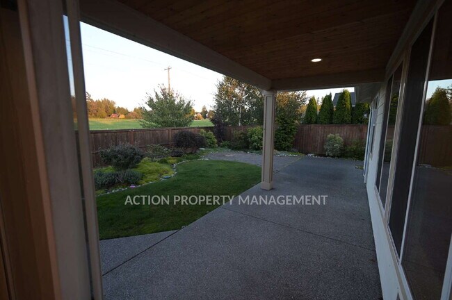 Building Photo - Beautiful custom-built 3 bed, 1 office, 2 bath, 2 car garage in Sequim