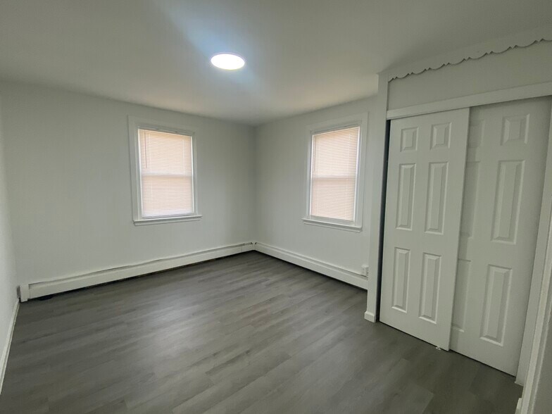 Building Photo - 1615 E Gowen Ave