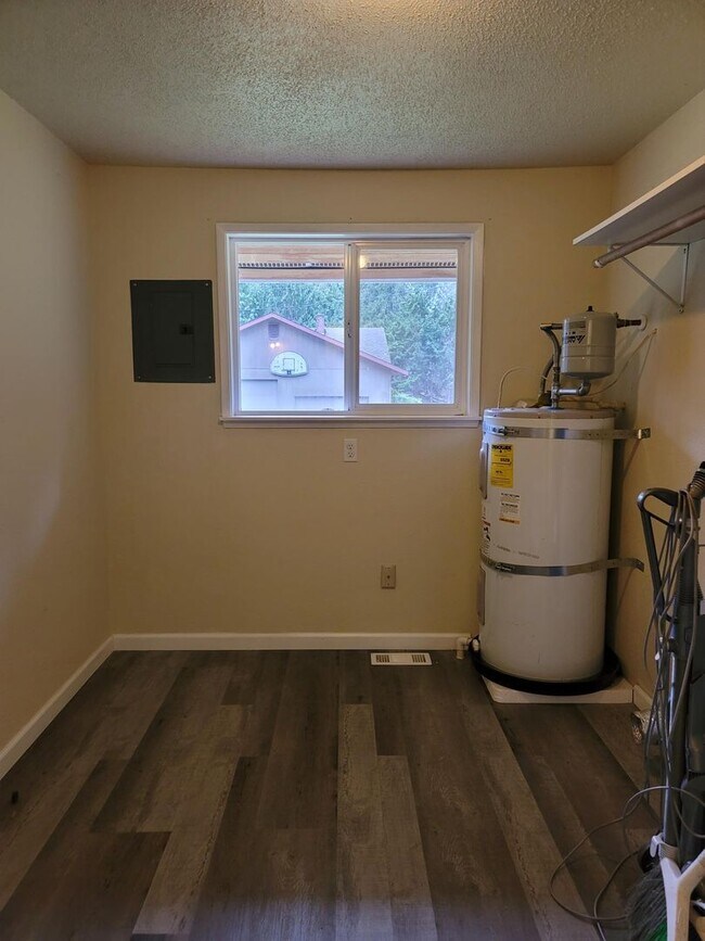 Building Photo - 2 Bedroom Rambler in Suquamish!