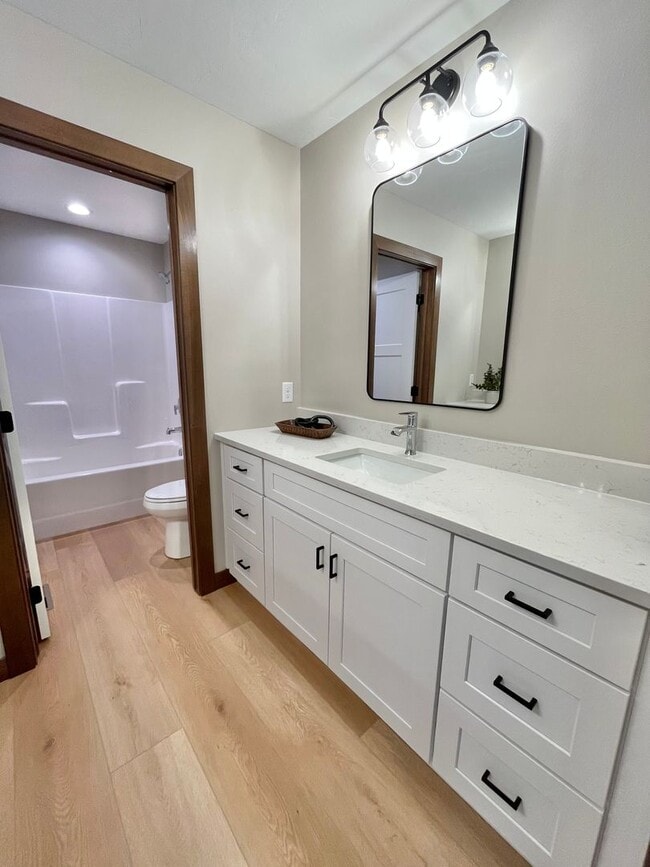 Building Photo - Stunning 5 Bed/2.5 Bath Townhome!