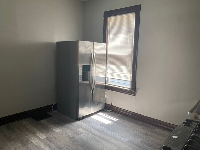 Building Photo - Spacious 5 bedroom house