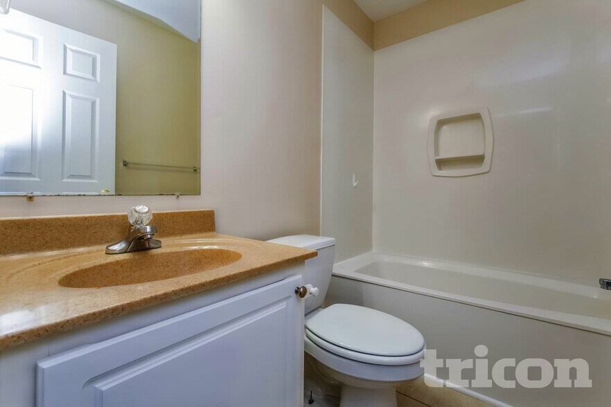 Building Photo - 1048 Whispering Woods Dr