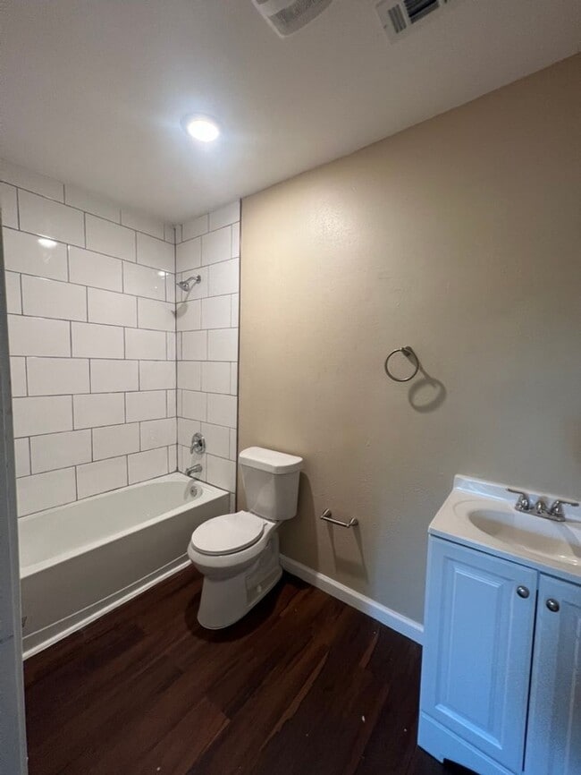 Building Photo - Move-in Ready 3/1 in Port Arthur