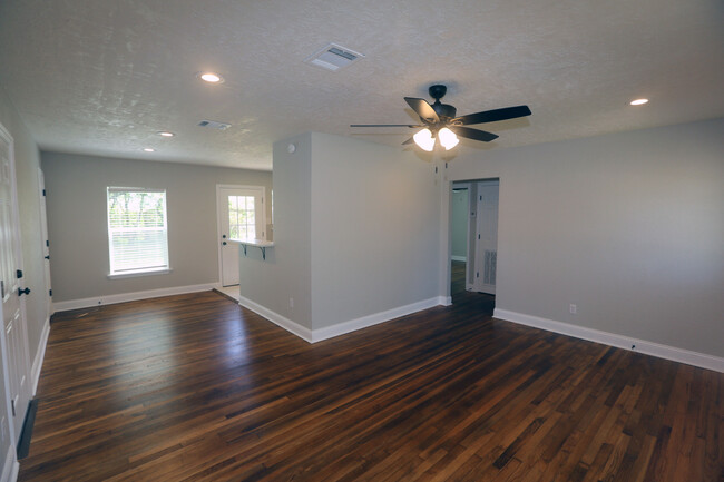 Building Photo - 713 Churchill Dr