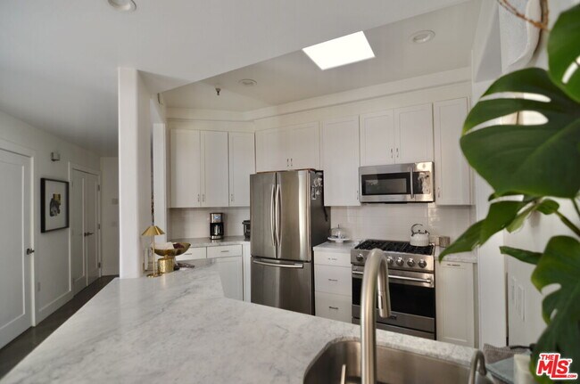 Building Photo - 5703 Laurel Canyon Blvd