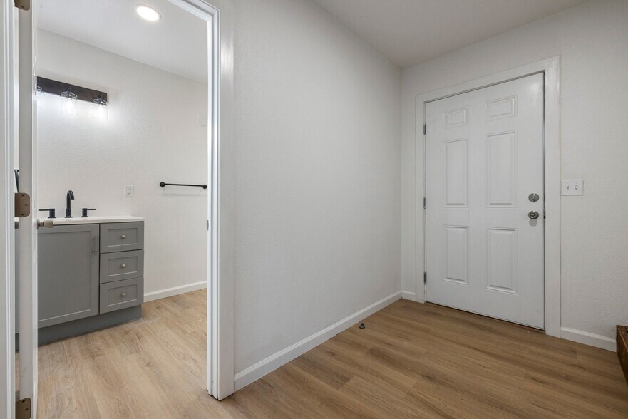 Building Photo - 214 Kimble St