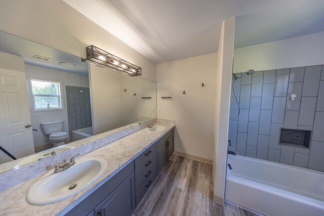 Building Photo - 4 Bedroom house in Hazel Dell - AC, large ...