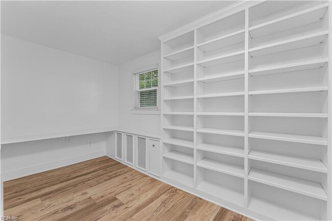 Building Photo - One-of-a-Kind 6-Bedroom Property