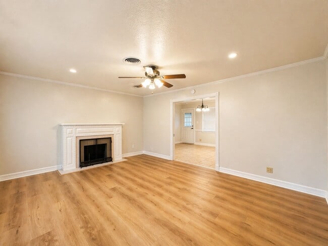 Building Photo - 6859 Roxbury Rd