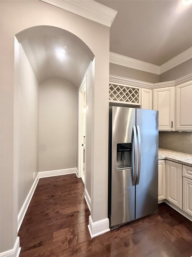 Building Photo - 2116 Couch St