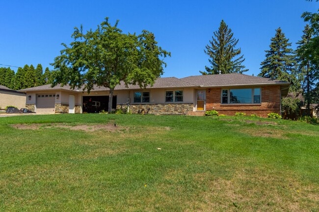 Building Photo - Must see home in mendota heights, huge lot...