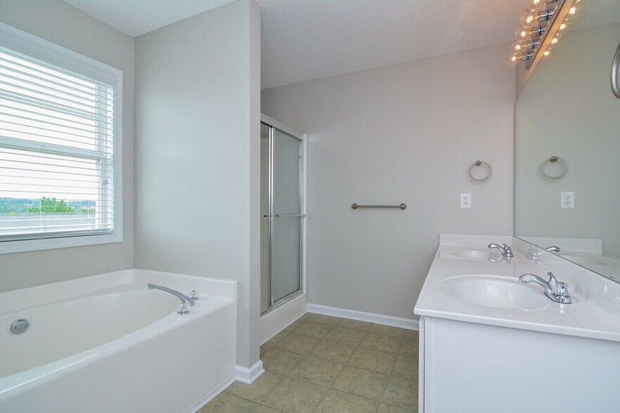 Building Photo - 3896 Pine Village Pl