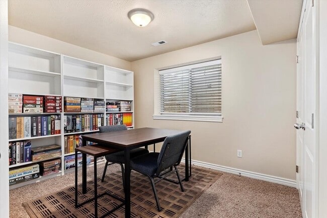 Building Photo - 739 S Kays Dr