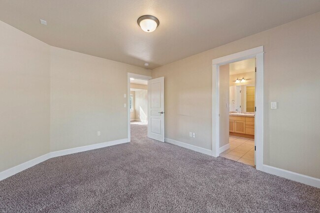 Building Photo - Charming Northwest Crossing Townhome!