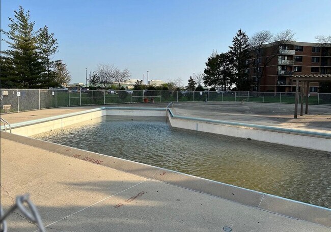 Building Photo - 2211 S Stewart Ave