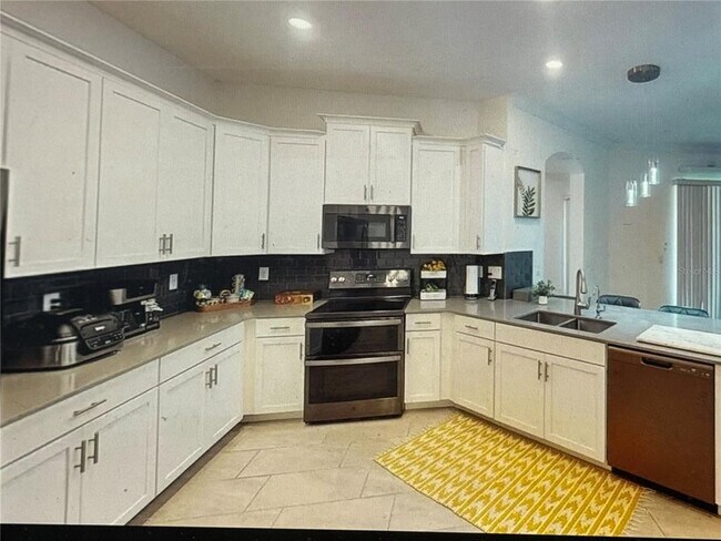 Building Photo - 8851 Fallen Oak Dr