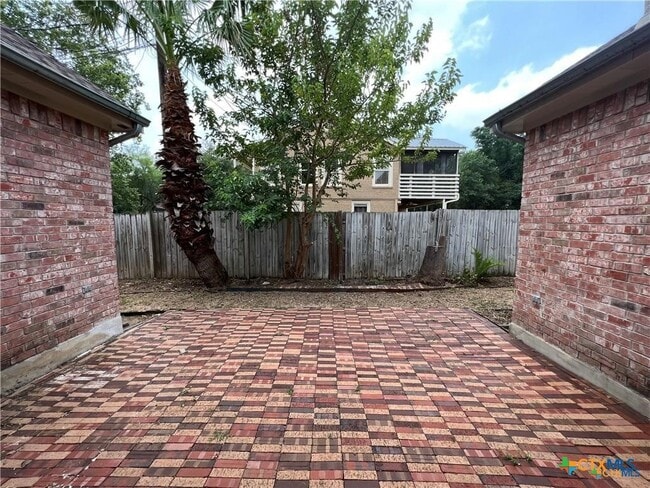 Building Photo - 742 W San Antonio St