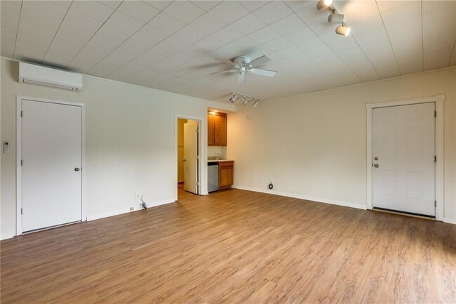 Building Photo - 12401 Knoll Ridge Dr