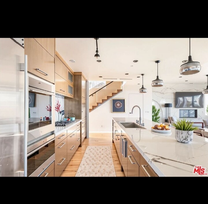 Building Photo - 1610 Viewmont Dr