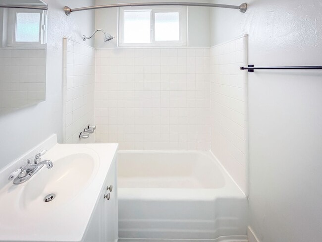 Building Photo - CUTE CONDO IN A DUPLEX W/ LARGE BACKYARD AVAILABLE FOR RENT!