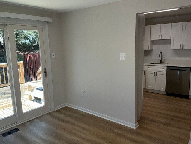 Building Photo - Very well maintained 3 bedroom 2 full 1 half bath town home located in the desired Stonebridge Co...