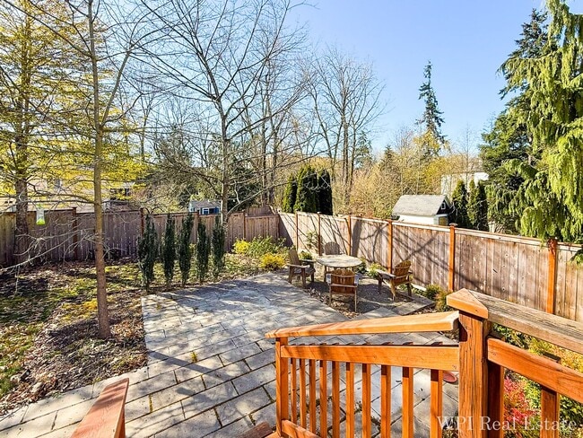 Building Photo - Beautiful newly remodeled 3 bed/2 bath home! Walking distance to Northgate Lightrail!