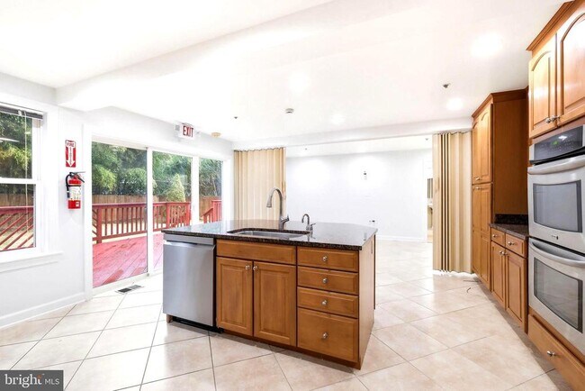 Building Photo - 711 Lamberton Dr