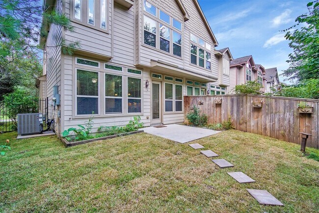 Building Photo - 111 Aventura Pl
