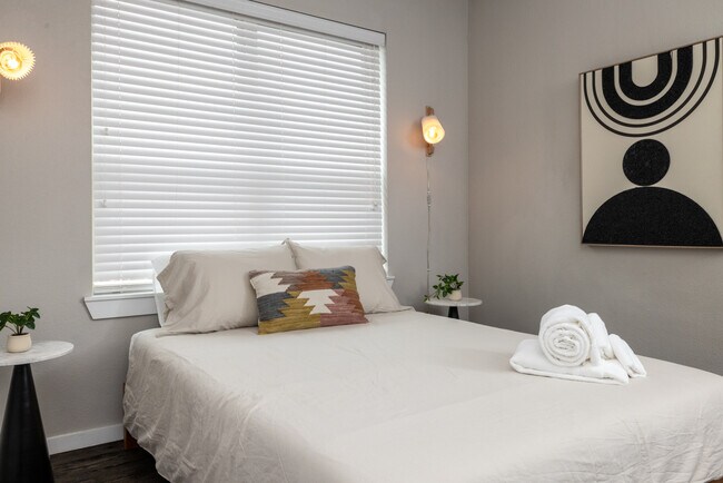 Building Photo - 2307 N Elm St