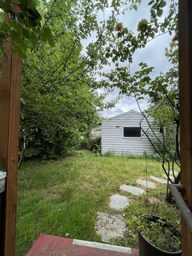 Building Photo - 8310 Stone Ave N