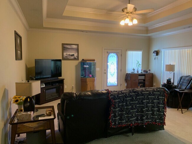 Building Photo - 746 Larkspur Ln