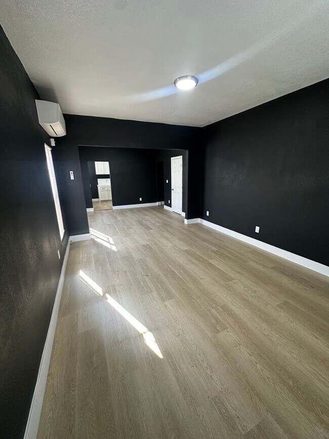 Building Photo - 248 E 54th, Los Angeles