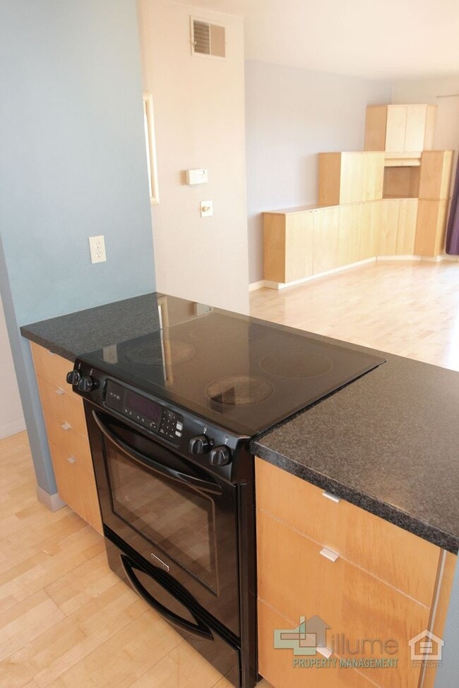 Building Photo - Condo Near OHSU with Huge Deck, Stunning Views and Parking