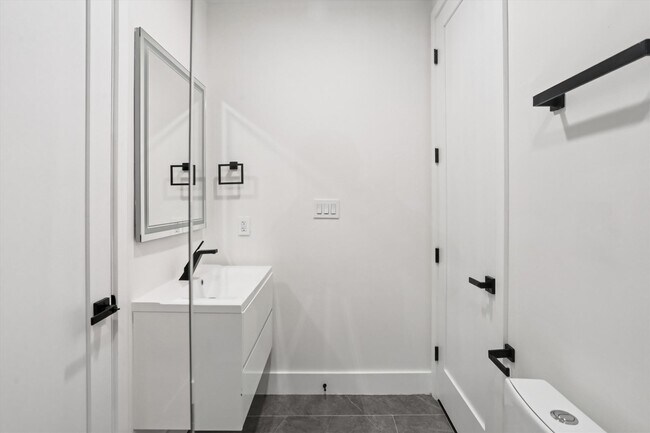 Building Photo - 517 Montana Ave NE