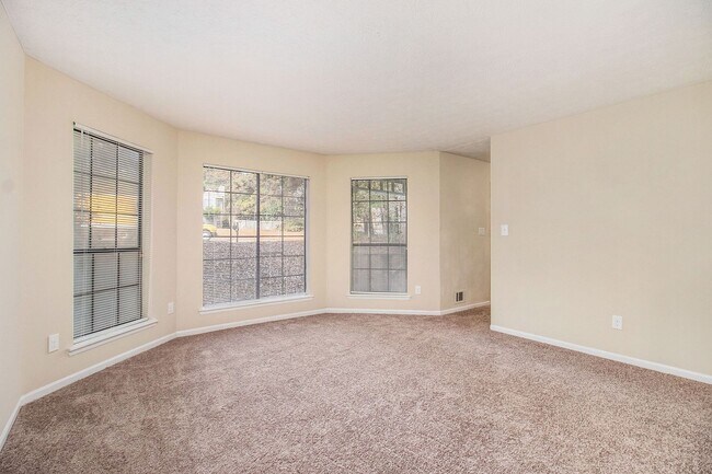 Building Photo - 4 Bedroom 2.5 Bath Home