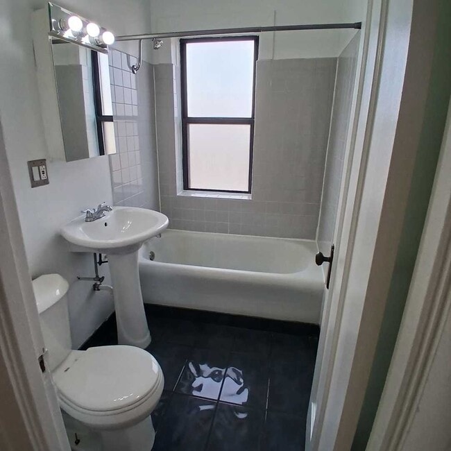 Building Photo - 4810 W Armitage Ave