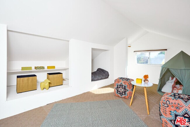 Building Photo - 818 Palms Blvd