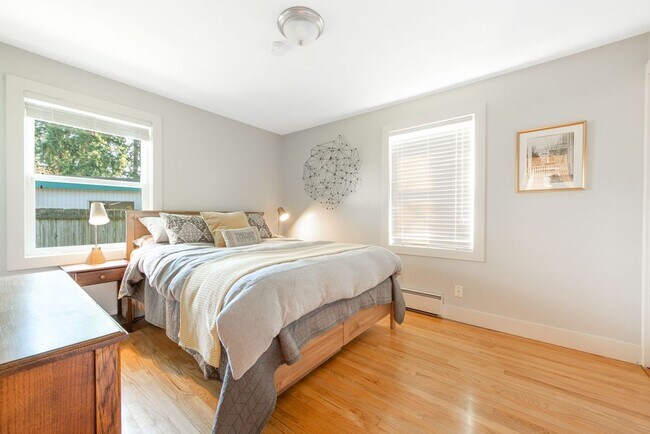 Building Photo - Charming Rambler in North Seattle!