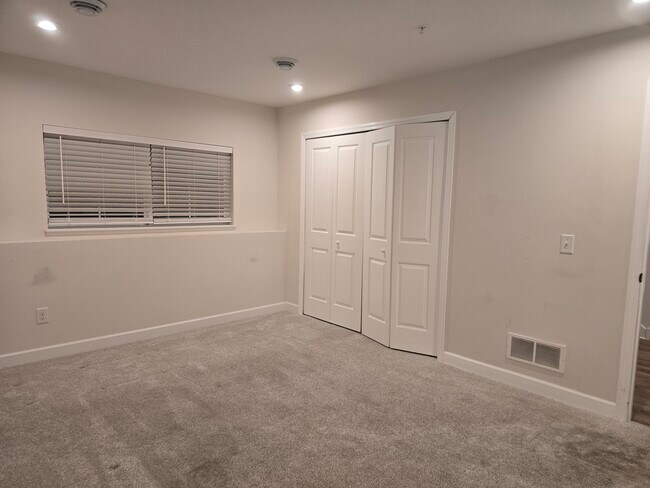 Building Photo - 851 Roselyn Dr