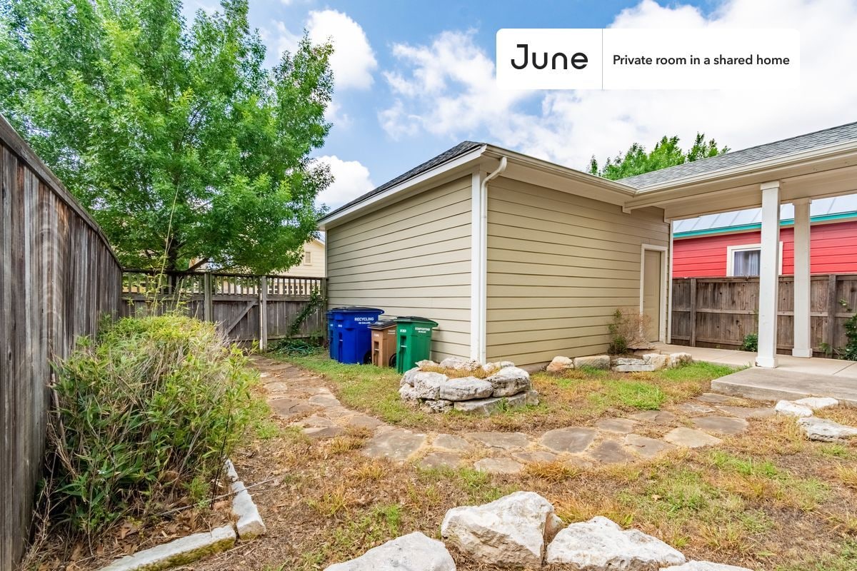 Building Photo - Room in Shared 5 bed/2.5 bath home