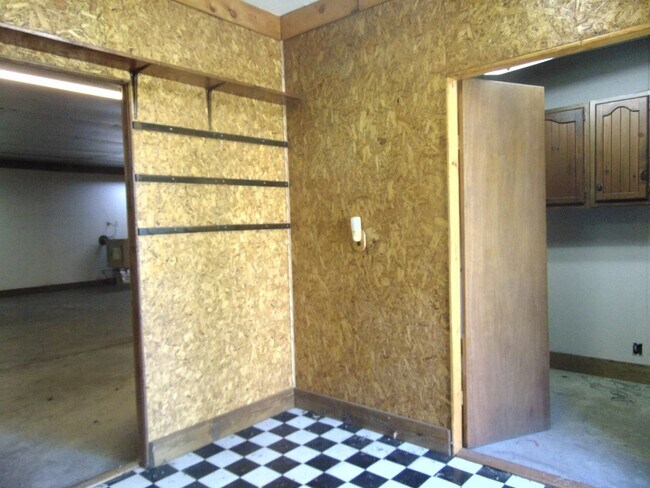 Building Photo - Fayette Family Farm House!