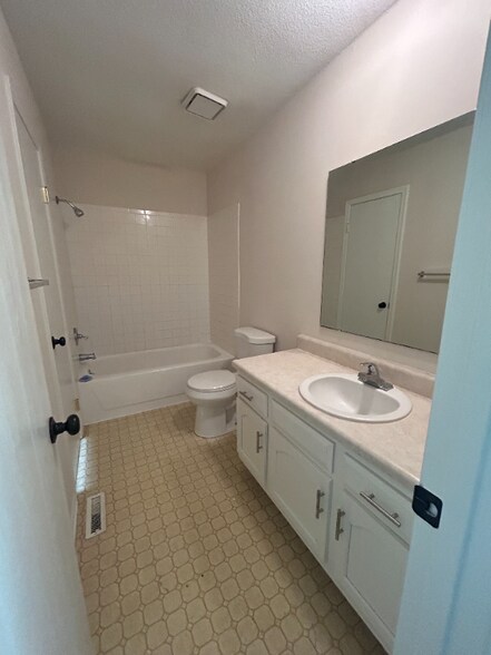Building Photo - 540 Crest Cir