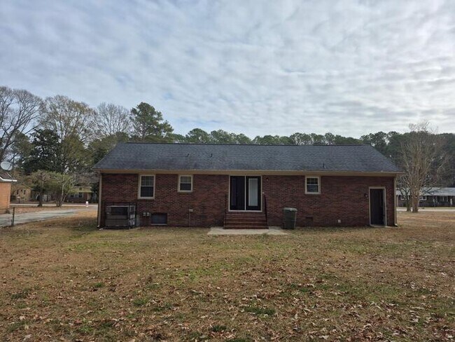 Building Photo - 3 Bedroom 2 bath