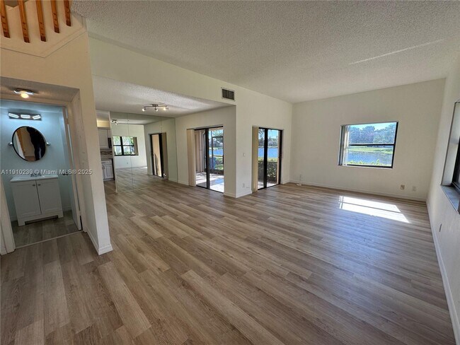 Building Photo - 573 Racquet Club Rd